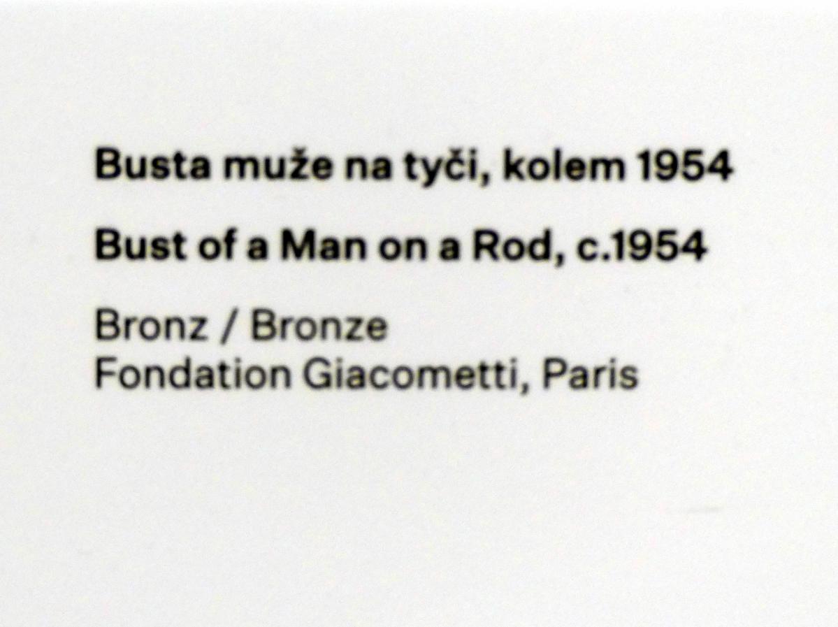 Alberto Giacometti (1914–1965), Büste eines Mannes auf einem Stab, Prag, Nationalgalerie im Messepalast, Ausstellung "Alberto Giacometti" vom 18.07.-01.12.2019, Kleine Skulpturen, um 1954, Bild 3/3