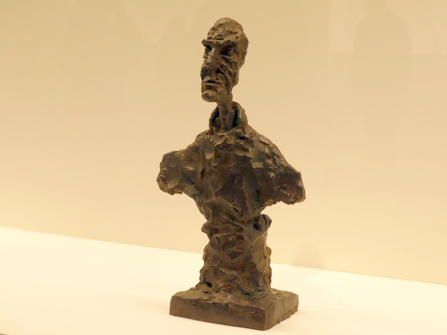 Alberto Giacometti (1914–1965), Büste eines Mannes ("Chiavenna II"), Prag, Nationalgalerie im Messepalast, Ausstellung "Alberto Giacometti" vom 18.07.-01.12.2019, Kleine Skulpturen, 1964, Bild 2/3