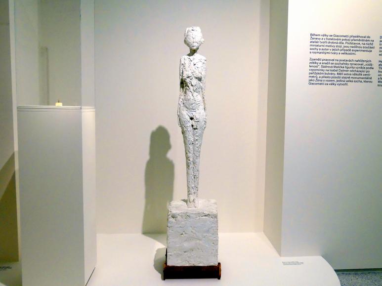 Alberto Giacometti (1914–1965), Frau mit Wagen, Prag, Nationalgalerie im Messepalast, Ausstellung "Alberto Giacometti" vom 18.07.-01.12.2019, Stehende Figuren, 1943–1945, Bild 1/4