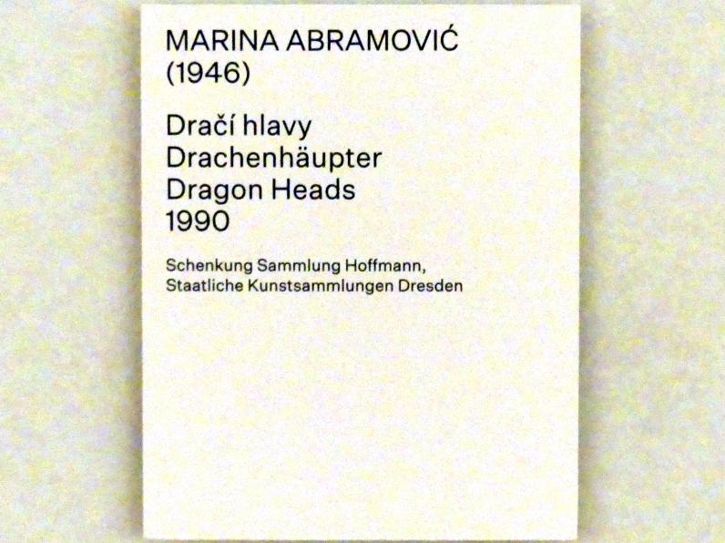 Marina Abramović (1977–1990), Drachenhäupter, Prag, Nationalgalerie im Salm-Palast, Ausstellung "Möglichkeiten des Dialogs" vom 02.12.2018-01.12.2019, Saal 26, 1990, Bild 2/2