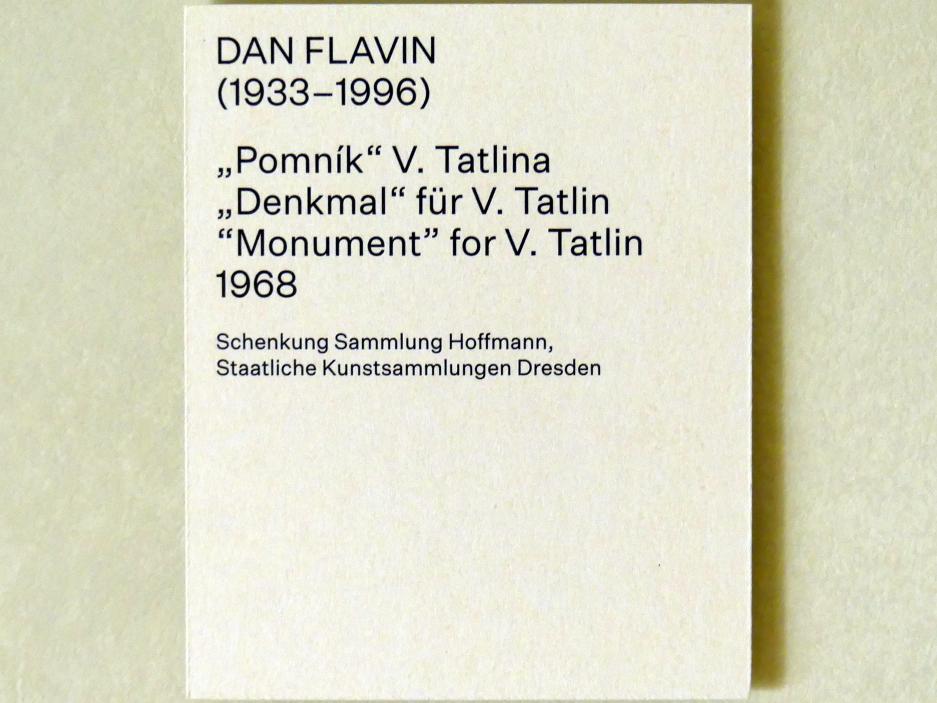 Dan Flavin (1963–1970), "Denkmal" für V. Tatlin, Prag, Nationalgalerie im Salm-Palast, Ausstellung "Möglichkeiten des Dialogs" vom 02.12.2018-01.12.2019, Saal 24, 1968, Bild 2/2