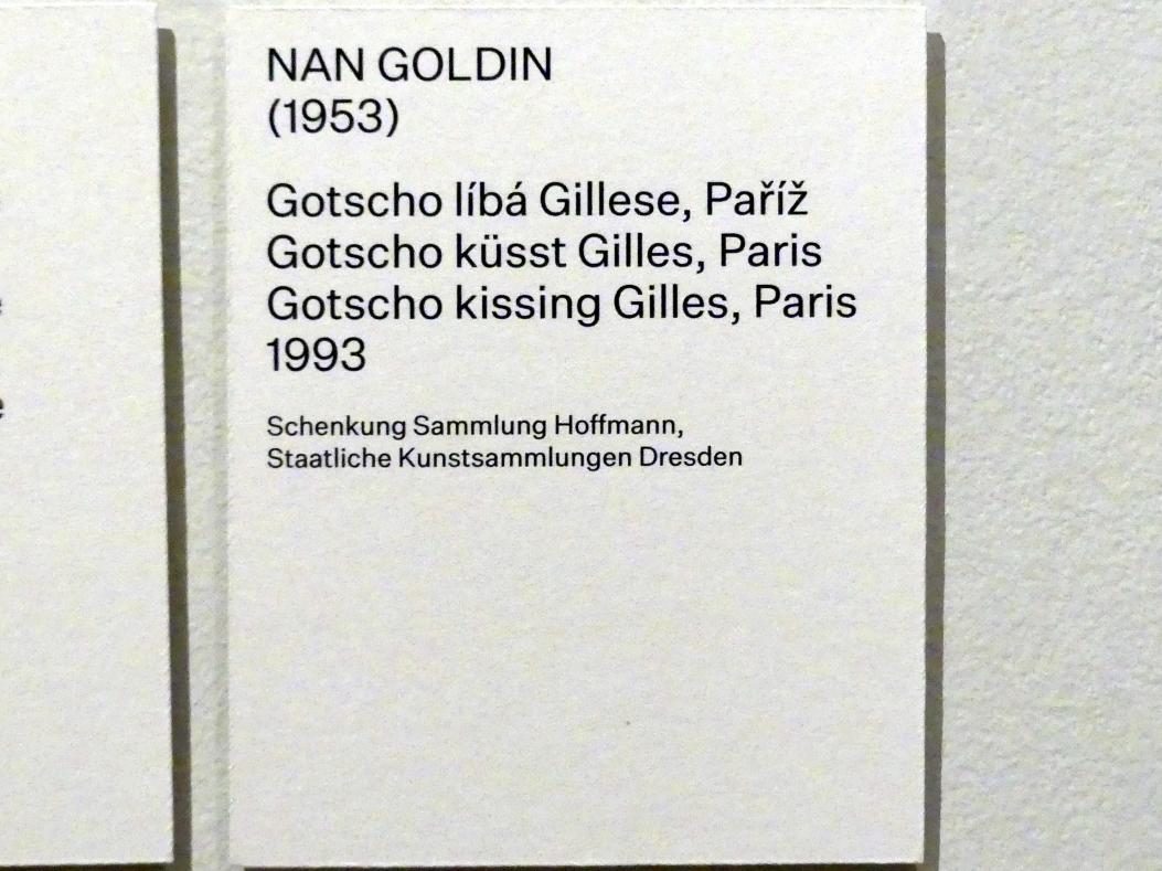 Nan Goldin (1984–1997), Gotschko küsst Gilles, Paris, Prag, Nationalgalerie im Salm-Palast, Ausstellung "Möglichkeiten des Dialogs" vom 02.12.2018-01.12.2019, Saal 4, 1993, Bild 2/2