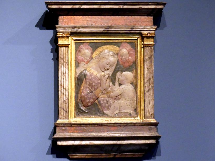 Desiderio da Settignano (Nachahmer) (1450–1500), Madonna mit Kind und zwei Cherubinen, Berlin, Bode-Museum, Saal 122, um 1450–1460