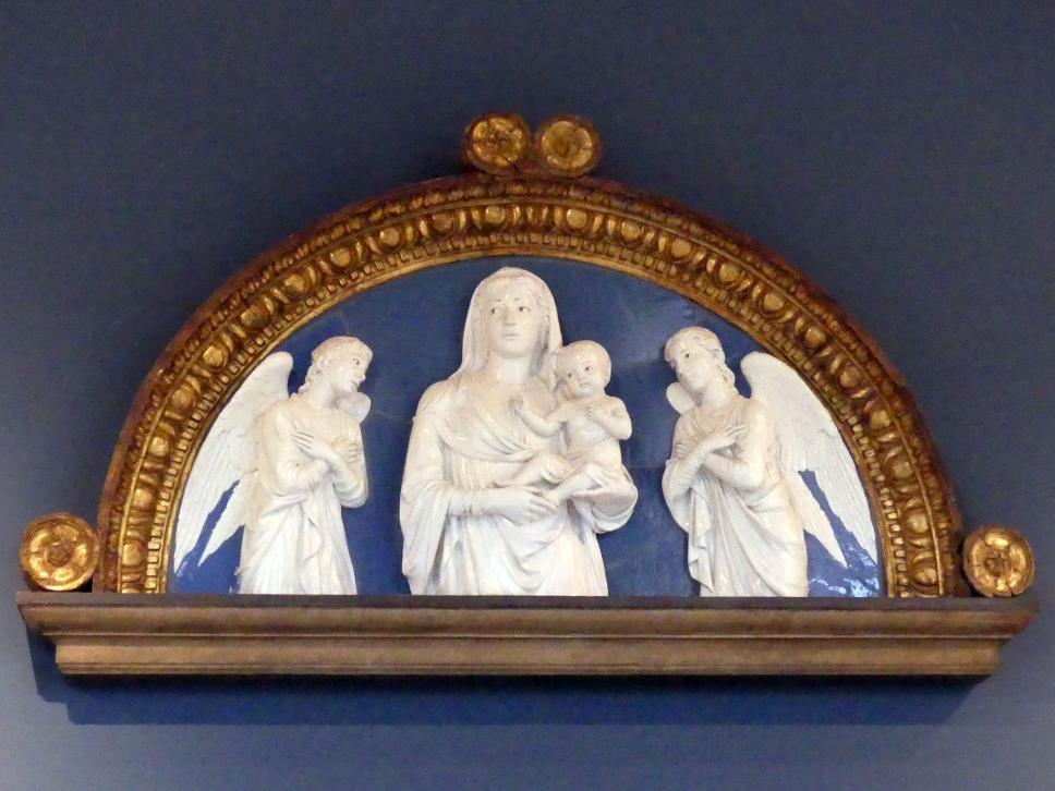 Luca della Robbia (1426–1455), Madonna mit Kind und zwei anbetenden Engeln, Berlin, Bode-Museum, Saal 122, um 1450, Bild 1/2