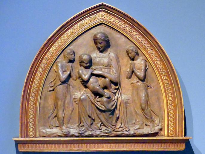 Luca della Robbia (1426–1455), Madonna mit Kind und zwei anbetenden Engeln, Berlin, Bode-Museum, Saal 122, um 1430–1440