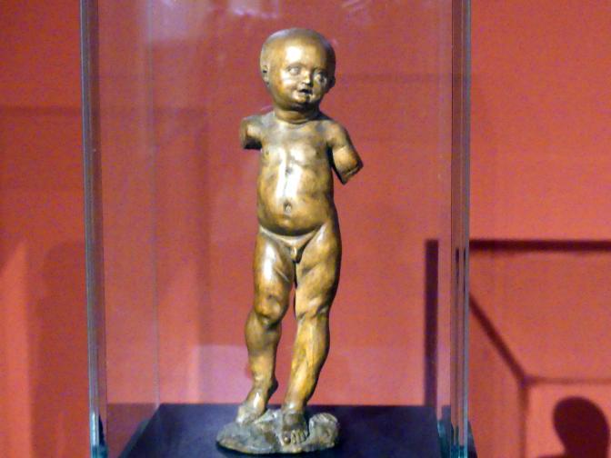 Veit Stoß (1495–1524), Nackter Knabe (Jesuskind?), Berlin, Bode-Museum, Saal 219, um 1520, Bild 1/3