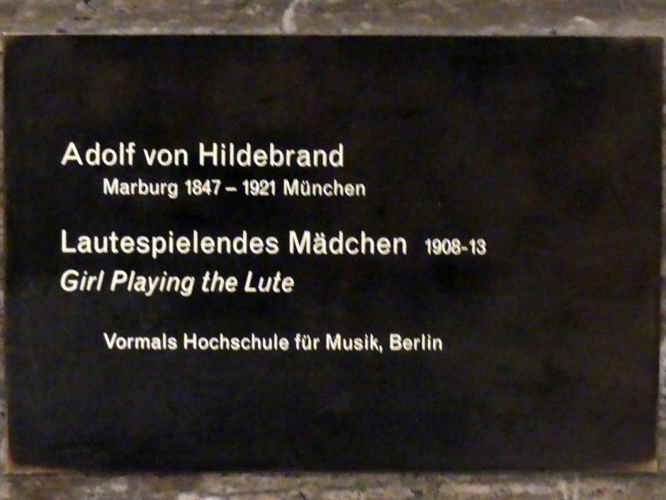 Adolf von Hildebrand (1871–1916), Lautespielendes Mädchen, Berlin, Alte Nationalgalerie, Treppenhaus, 1908–1913, Bild 2/2