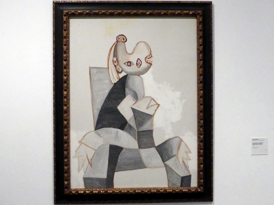 Pablo Picasso (1897–1972), Frau in grauem Sessel sitzend, Madrid, Museo Reina Sofía, Saal 401, 1939, Bild 1/2