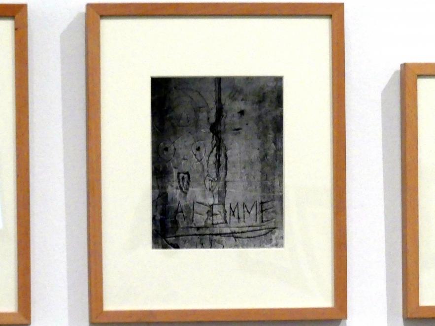 Brassaï (Gyula Halász) (1932–1942), Ohne Titel. Serie Graffiti, Madrid, Museo Reina Sofía, Saal 401, um 1935–1950, Bild 5/15