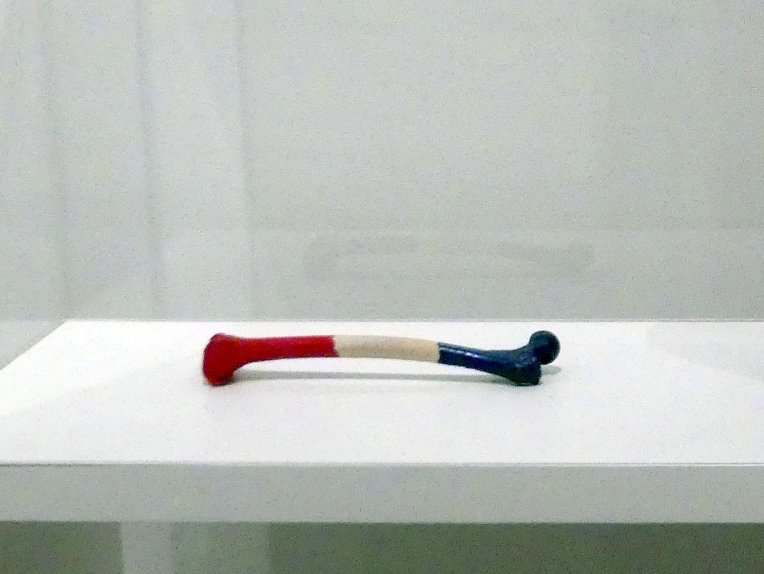 Marcel Broodthaers (1965–1973), Oberschenkelknochen einer Französin, Madrid, Museo Reina Sofía, Saal 104.02, 1965, Bild 1/2