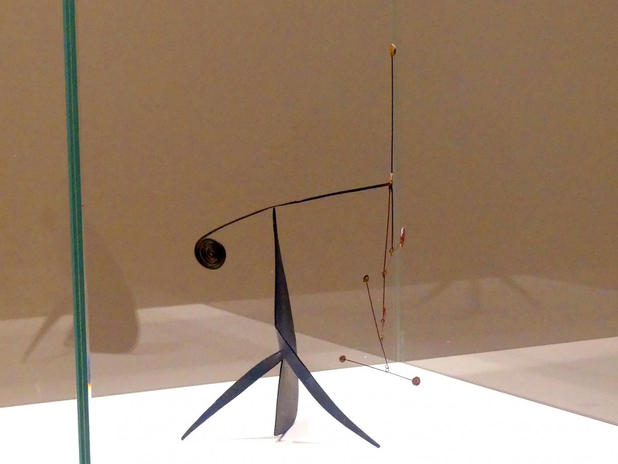 Alexander Calder (1928–1972), Kleines Mobile, Berlin, Museum Berggruen, Kommandantenhaus, 2. Obergeschoss, Undatiert, Bild 3/4