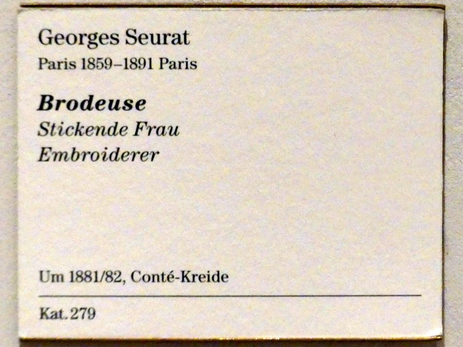 Georges Seurat (1879–1891), Stickende Frau, Berlin, Sammlung Scharf-Gerstenberg, Erdgeschoß, Saal 6, um 1881–1882, Bild 3/3