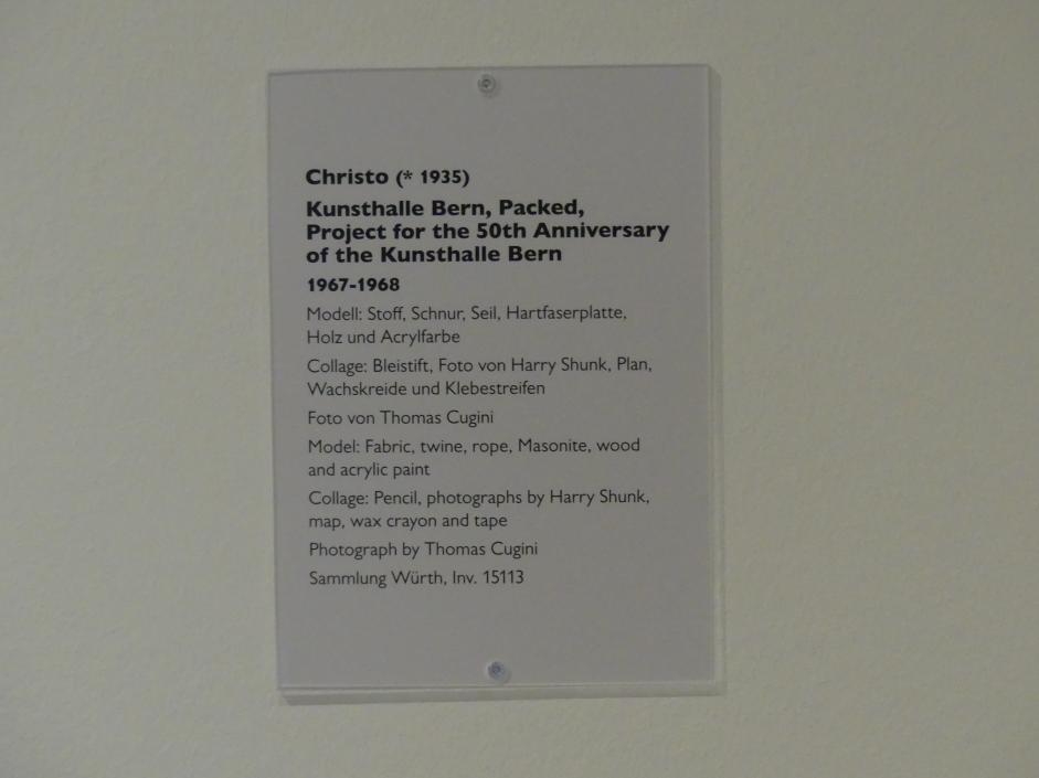 Christo (1961–2019), Kunsthalle Bern, Packed, Project for the 50th Anniversary of the Kunsthalle Bern, Schwäbisch Hall, Kunsthalle Würth, Ausstellung "Lust auf mehr" vom 30.09.2019 - 20.09.2020, Erdgeschoss, 1967–1968, Bild 6/6