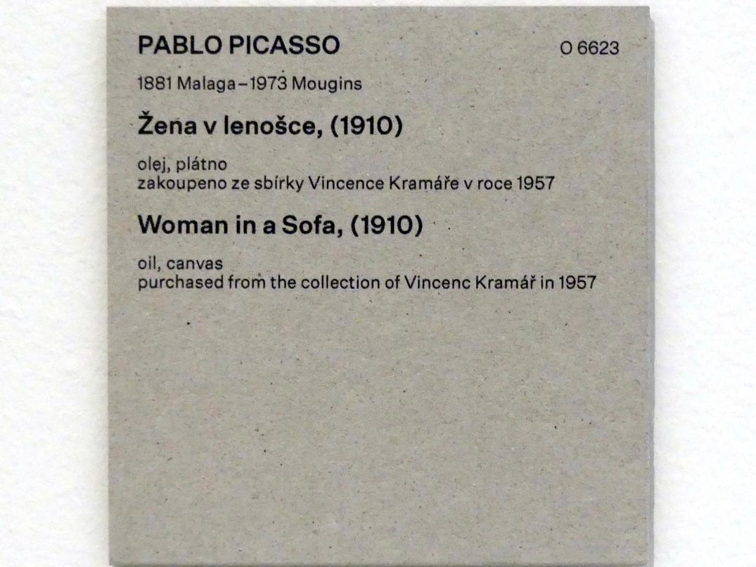 Pablo Picasso (1897–1972), Frau auf einem Sofa, Prag, Nationalgalerie im Messepalast, Das lange Jahrhundert, Saal 4, 1910, Bild 2/2
