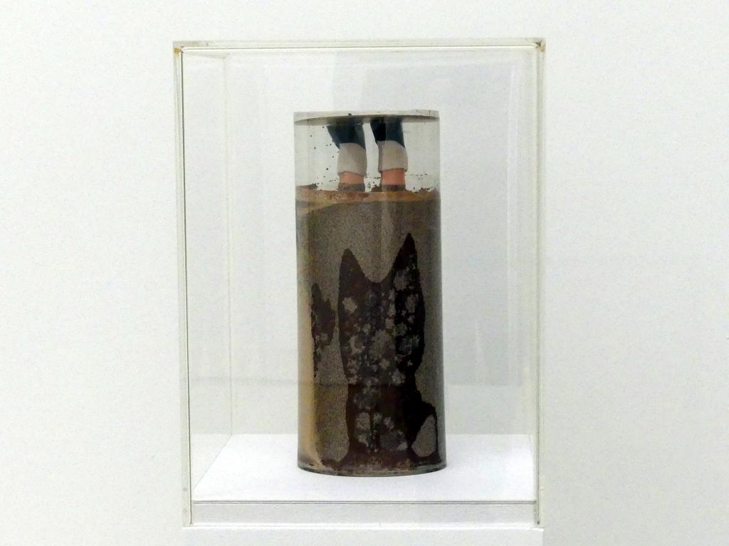 Dieter Roth (1965–1993), Ohne Titel [Puppe in Schokolade], Stuttgart, Kunstmuseum, Saal 18, 1969, Bild 1/3