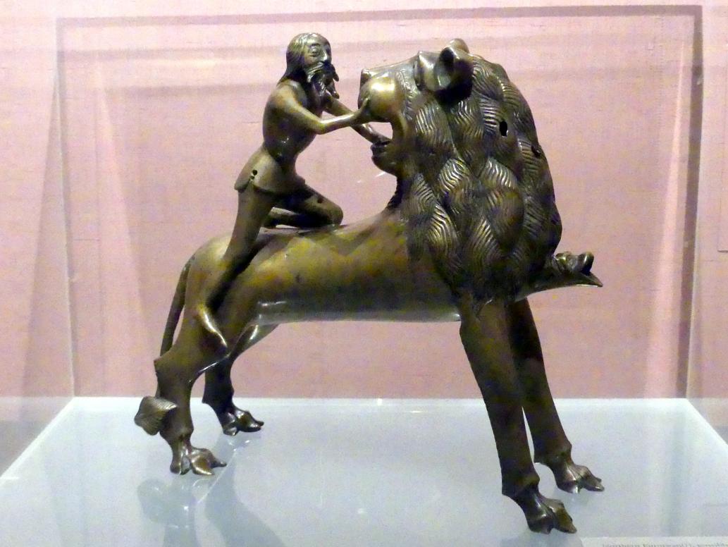 Aquamanile in Form von Simson und dem Löwen, New York, Metropolitan Museum of Art (Met), Saal 953, um 1380–1400, Bild 1/4