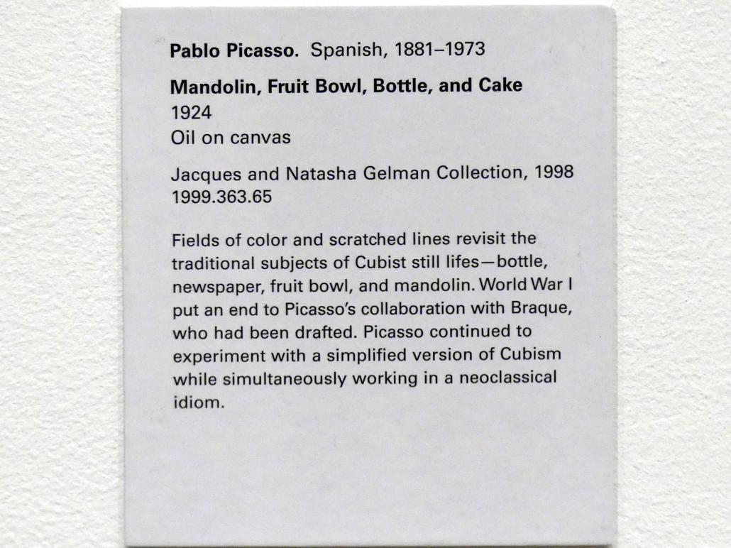 Pablo Picasso (1897–1972), Mandoline, Obstschale, Flasche und Kuchen, New York, Metropolitan Museum of Art (Met), Saal 905, 1924, Bild 2/2