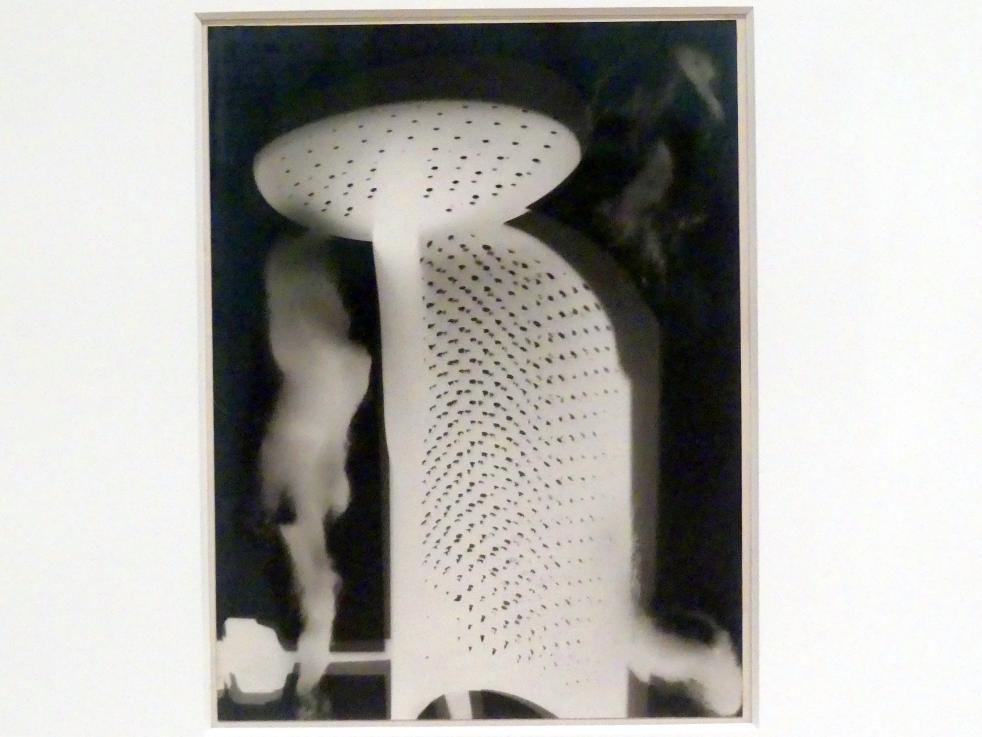Man Ray (1914–1939), Rayograph, New York, Museum of Modern Art (MoMA), Saal 508, 1922, Bild 2/3