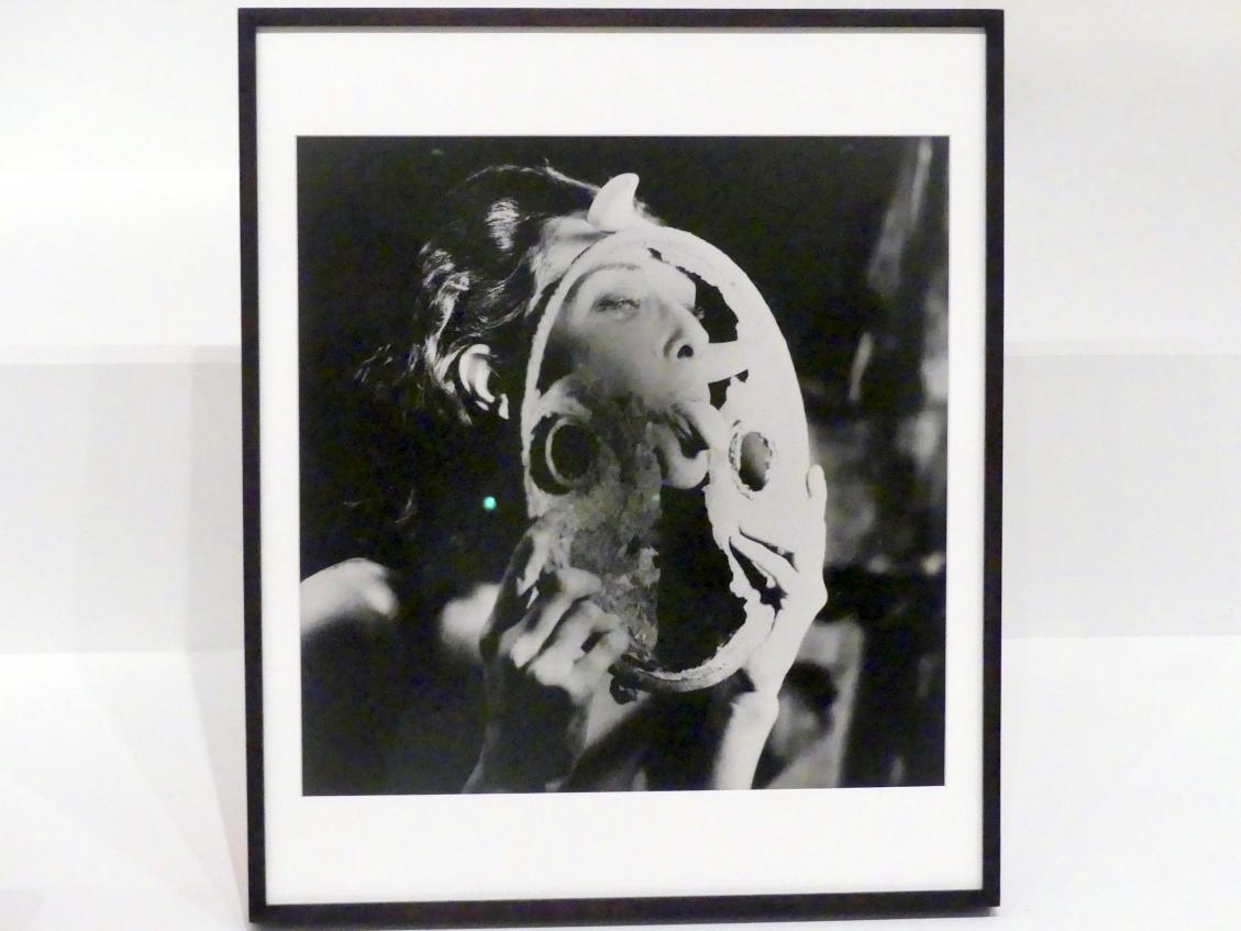 Carolee Schneemann (1963–1976), Augenkörper #28 aus Augenkörper: 36 transformative Aktionen für die Kamera, New York, Museum of Modern Art (MoMA), Saal 516, 1963