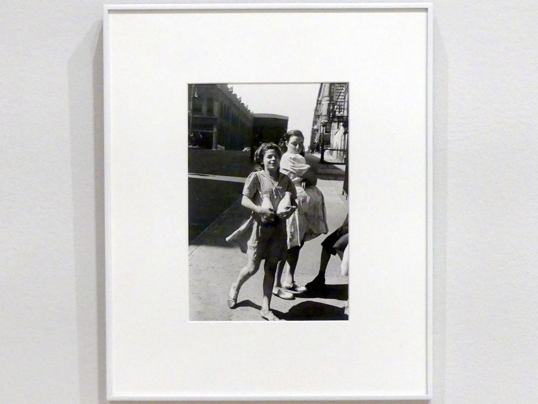 Helen Levitt (1938–1952), New York, New York, Museum of Modern Art (MoMA), Saal 402, um 1945, Bild 1/2