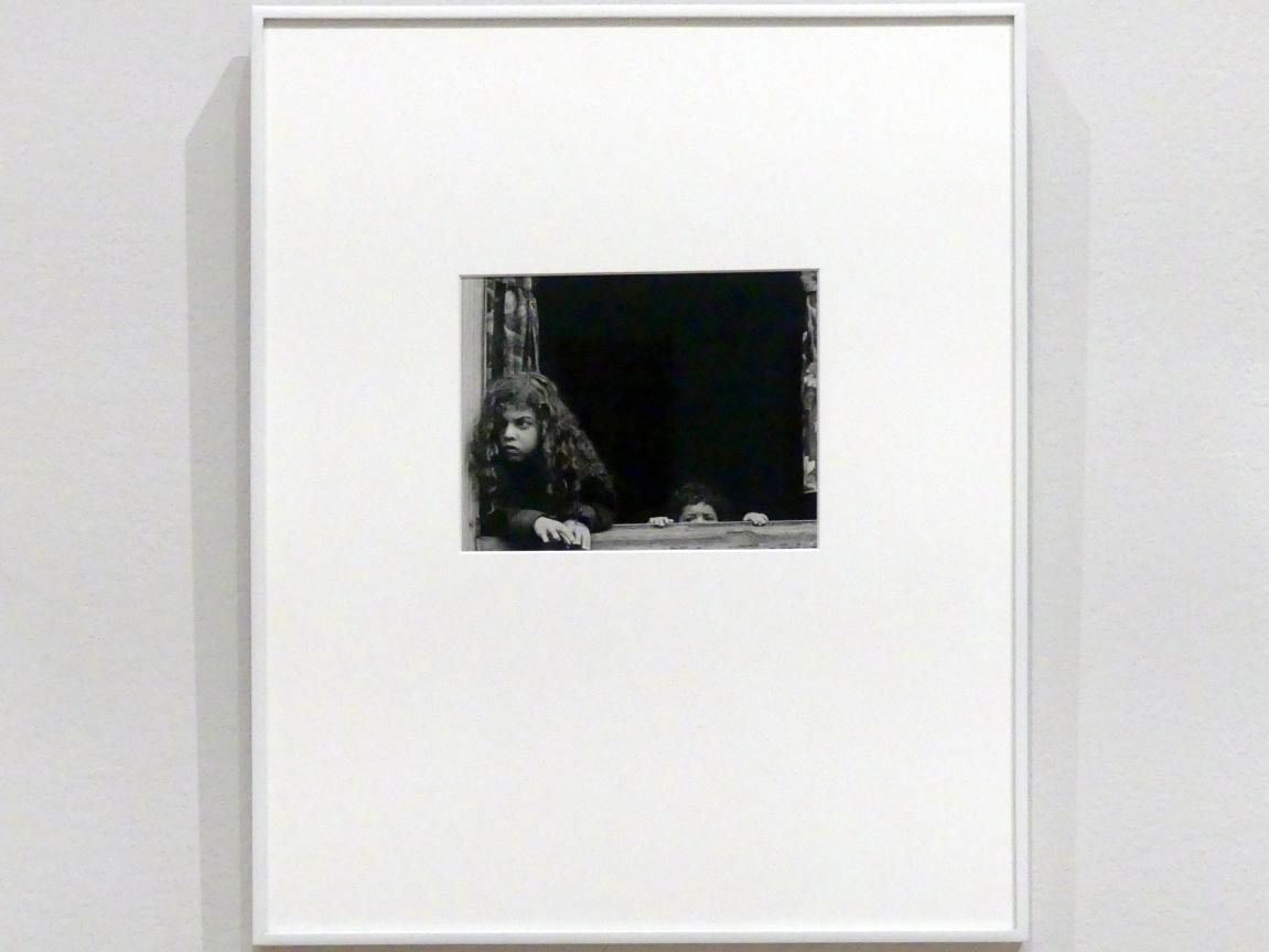 Helen Levitt (1938–1952), New York, New York, Museum of Modern Art (MoMA), Saal 402, 1939, Bild 1/2