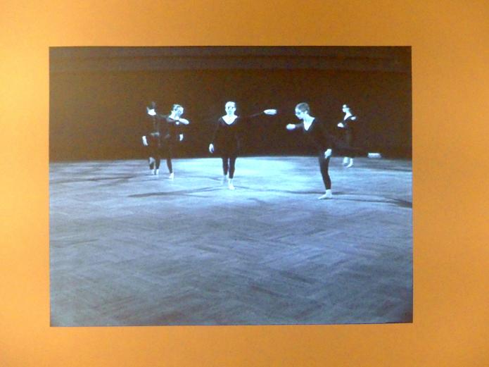 Merce Cunningham (1958), Antic Meet - Groteskes Treffen, New York, Museum of Modern Art (MoMA), Saal 408, 1958