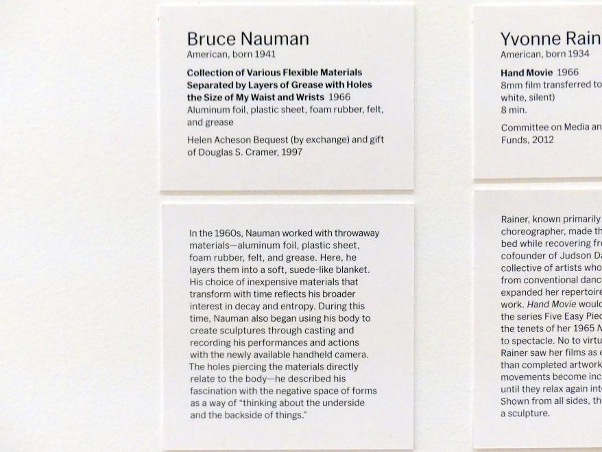 Bruce Nauman (1966–1986), Sammlung verschiedener elastischer Materialien, getrennt durch Fettschichten, mit Löchern der Größe meiner Taille und meiner Handgelenke, New York, Museum of Modern Art (MoMA), Saal 413, 1966, Bild 3/3