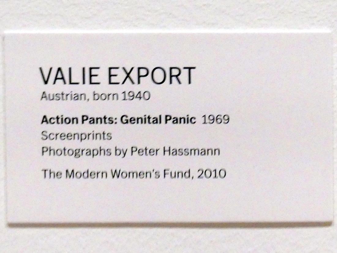 Valie Export (Waltraud Stockinger) (1969–2011), Action Hose: Genitalpanik, New York, Museum of Modern Art (MoMA), Saal 415, 1969, Bild 2/2