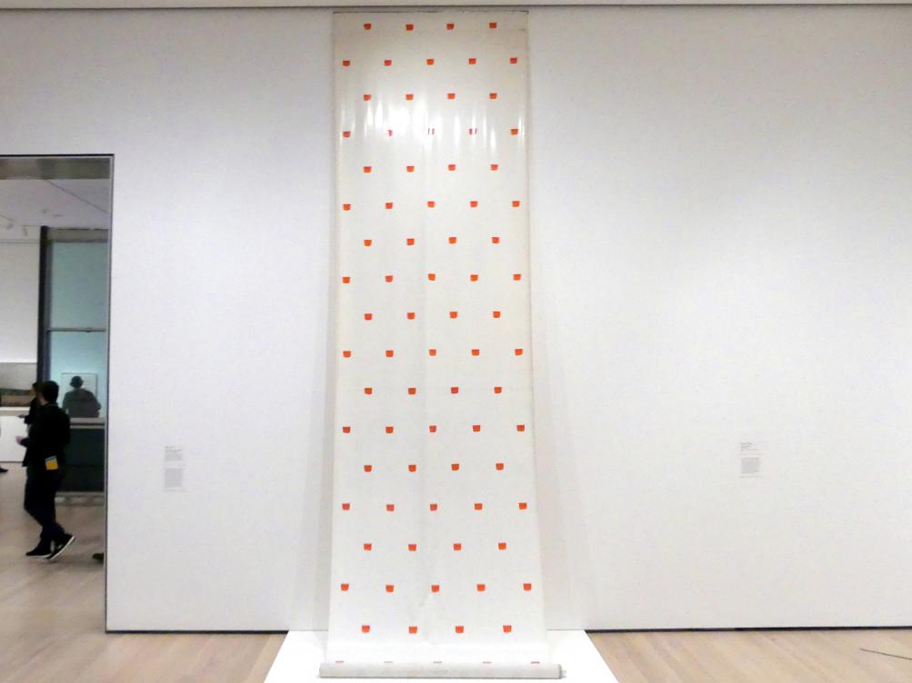 Niele Toroni (1969), Abdrücke eines Pinsels Nr. 50, wiederholt in regelmäßigen Abständen von 30 cm, New York, Museum of Modern Art (MoMA), Saal 415, 1969, Bild 1/2