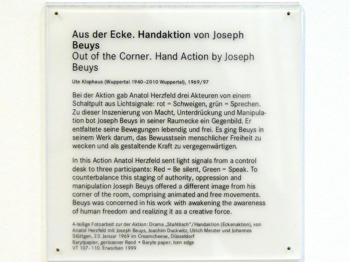 Ute Klophaus (1969), Aus der Ecke. Handaktion von Joseph Beuys, Nürnberg, Germanisches Nationalmuseum, Saal 232, 1969, Bild 6/6