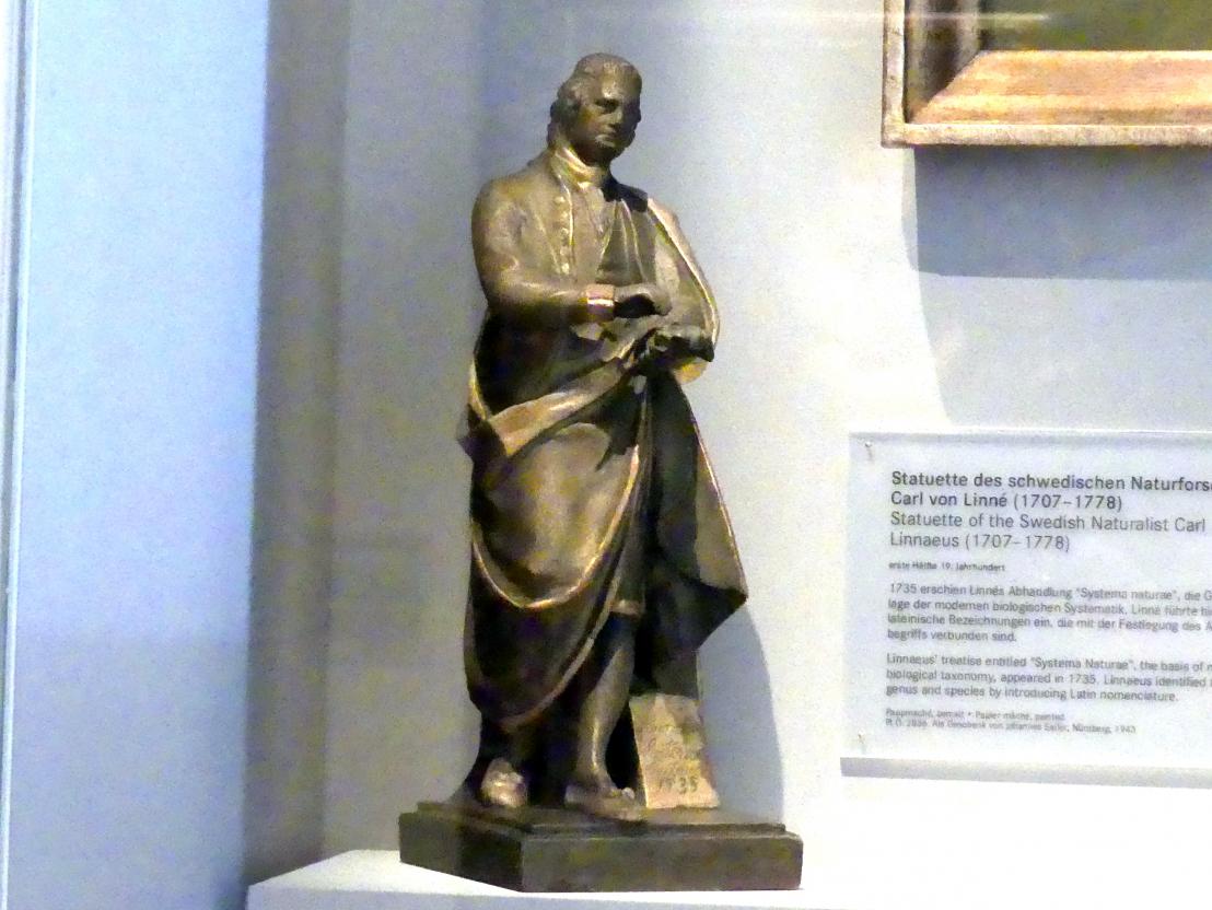 Statuette des schwedischen Naturforschers CaRL von Linné (1707-17789, Nürnberg, Germanisches Nationalmuseum, 19. Jahrhundert - 2, 1. Hälfte 19. Jhd., Bild 3/4