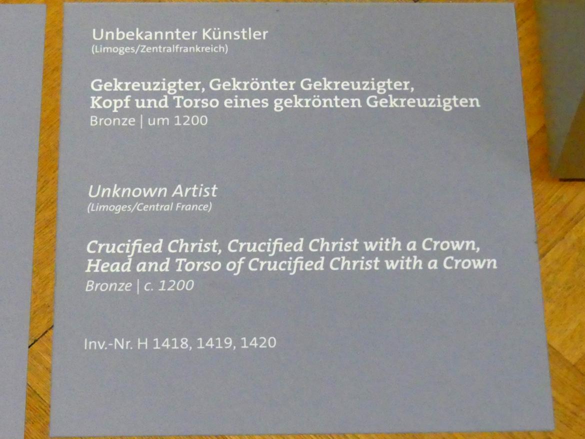 Kopf und Torso eines gekrönten Gekreuzigten, Würzburg, Martin von Wagner-Museum, Saal 1, um 1200, Bild 2/2