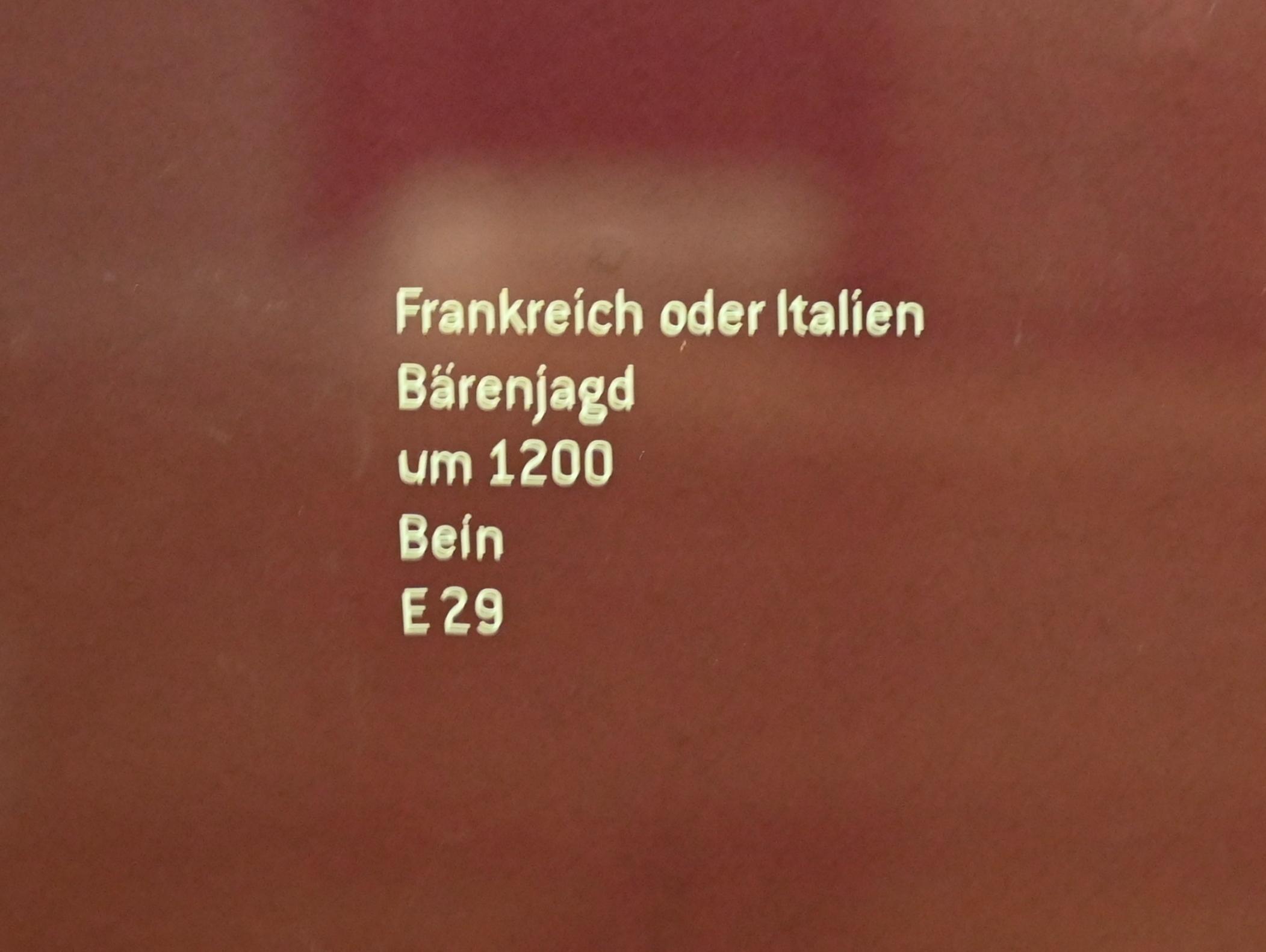Bärenjagd, Innsbruck, Tiroler Landesmuseum, Ferdinandeum, Mittelalter 3, um 1200, Bild 2/2