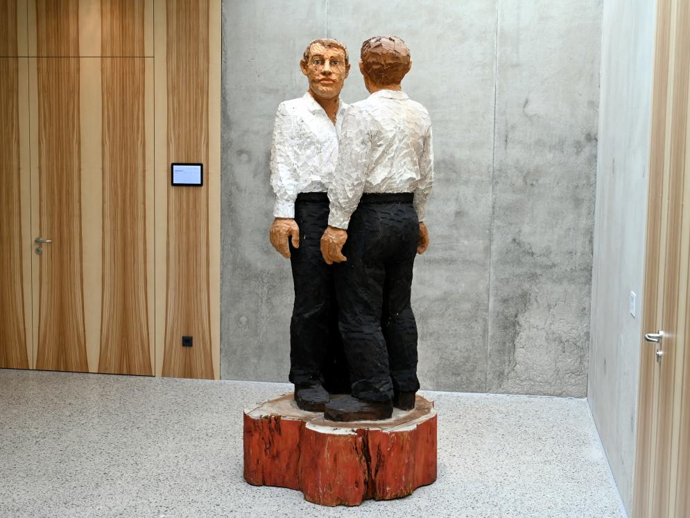 Stephan Balkenhol (1993–2017), Große Doppelfigur, Künzelsau, Museum Würth 2, Carmen Würth Forum, 1999, Bild 2/5