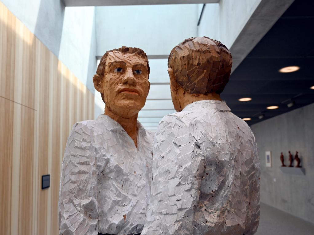Stephan Balkenhol (1993–2017), Große Doppelfigur, Künzelsau, Museum Würth 2, Carmen Würth Forum, 1999, Bild 4/5