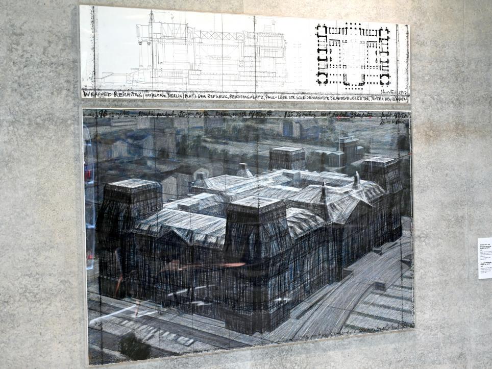 Christo (1961–2019), Wrapped Reichstag, Project for Berlin, Künzelsau, Museum Würth 2, Carmen Würth Forum, Undatiert, Bild 1/2