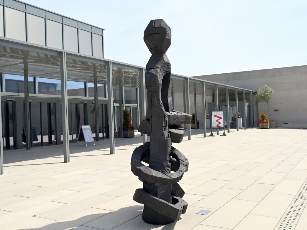 Georg Baselitz (1962–2019), Gelbes Lied, Künzelsau, Skulpturengarten am Carmen Würth Forum, 2013, Bild 2/4