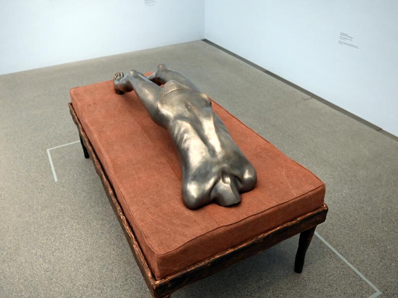 Louise Bourgeois (1947–2007), Arched Figure - Gewölbte Figur, München, Pinakothek der Moderne, Saal 1, 1993, Bild 2/7