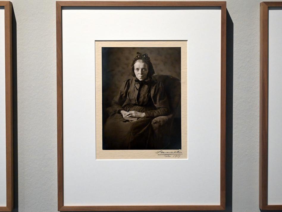 August Sander (1911–1925), Die Frau im fortgeschrittenen Intellekt (Intellektuelle), München, Pinakothek der Moderne, Saal 10, 1914