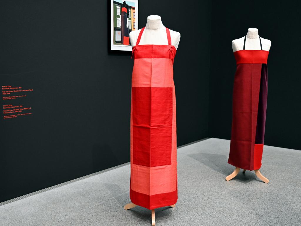 Andrea Zittel (1995–1998), Salmon and Red Silk A-Z Personal Panel, München, Pinakothek der Moderne, Saal 11, 1995–1998, Bild 1/2