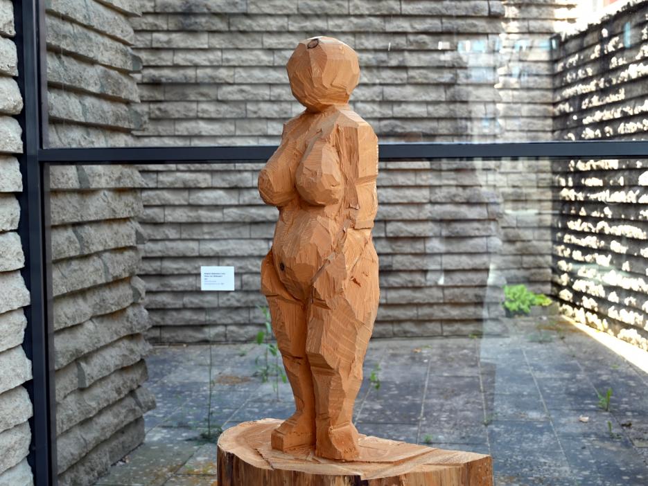 Stephan Balkenhol (1993–2017), Venus von Willendorf, Schwäbisch Hall, Kunsthalle Würth, Untergeschoß Durchgang, 2017, Bild 2/6