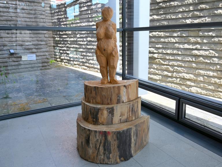Stephan Balkenhol (1993–2017), Venus von Willendorf, Schwäbisch Hall, Kunsthalle Würth, Untergeschoß Durchgang, 2017, Bild 4/6
