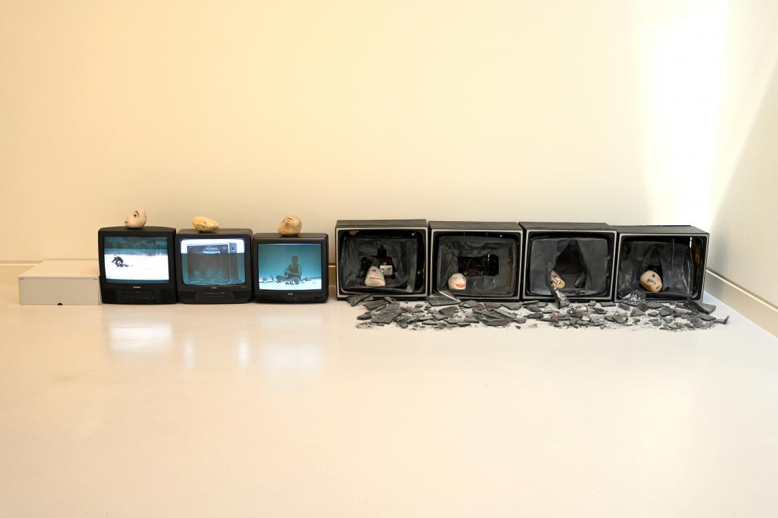 Jimmie Durham (1993–2017), Das Märchen von den sieben kleinen Felsen, Straßburg, Musée d’Art moderne et contemporain, Saal Obergeschoß 8, 1999, Bild 1/5