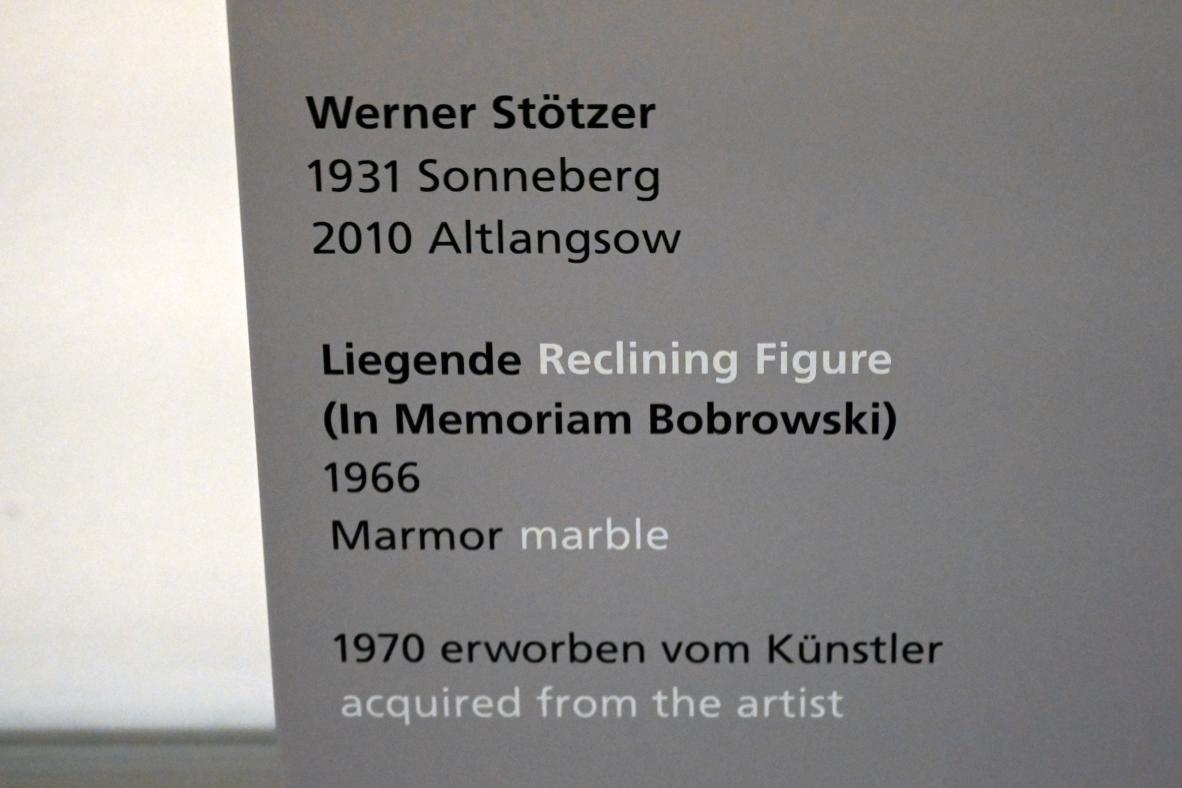 Werner Stötzer (1966–1992), Liegende (In Memoriam Bobrowski), Halle (Saale), Kunstmuseum Moritzburg, Wege der Moderne, Stötzer, Grzimek, 1966, Bild 3/3
