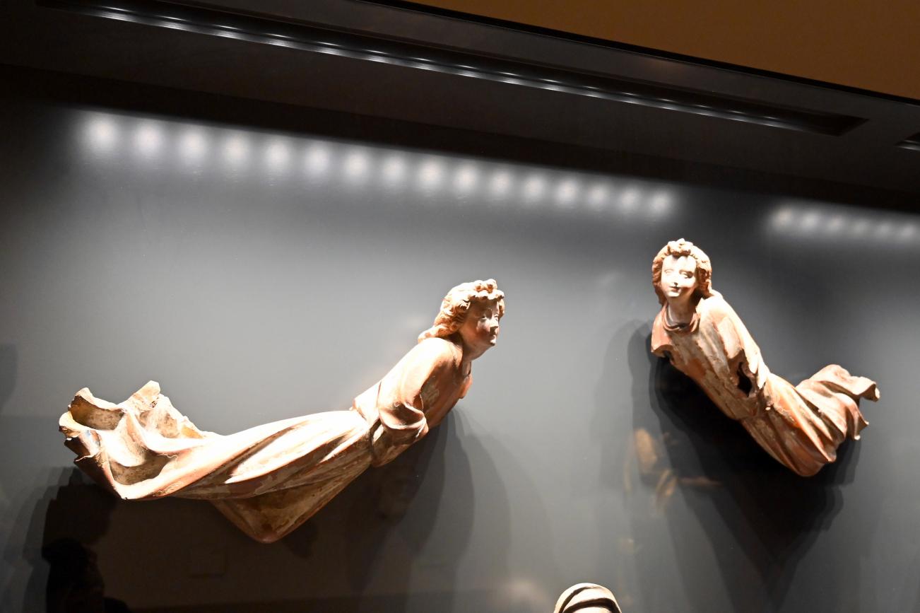 Meister der Madonna von Hallgarten (1412–1420), Zwei schwebende Engel, Bingen am Rhein, Basilika St. Martin, jetzt Darmstadt, Hessisches Landesmuseum, Kunsthandwerk, um 1420, Bild 1/3