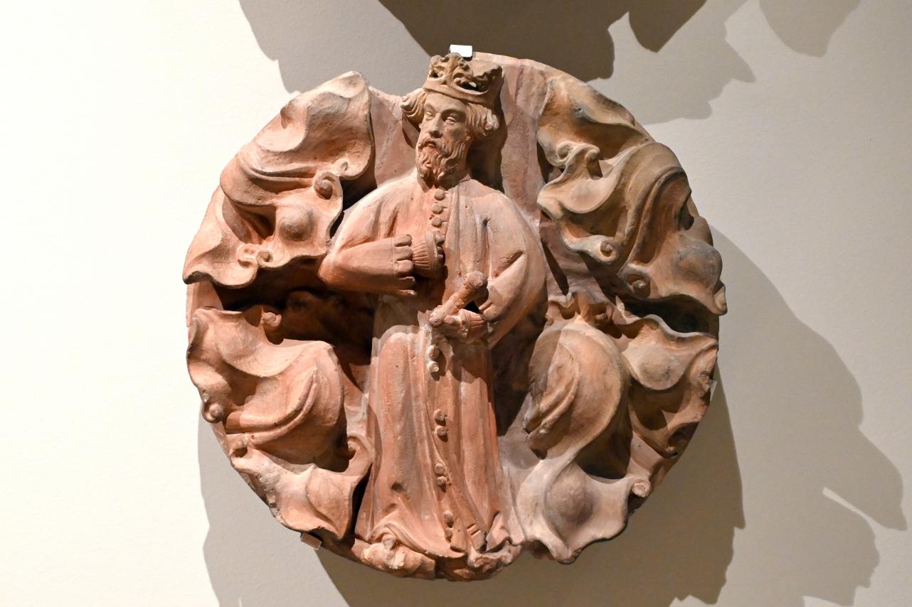 Gewölbeschlussstein mit stehendem König aus einer Anbetung der Hl. drei Könige, Mainz, ehem. St. Maria ad Gradus (Liebfrauenkirche), jetzt Darmstadt, Hessisches Landesmuseum, Kunsthandwerk, um 1400