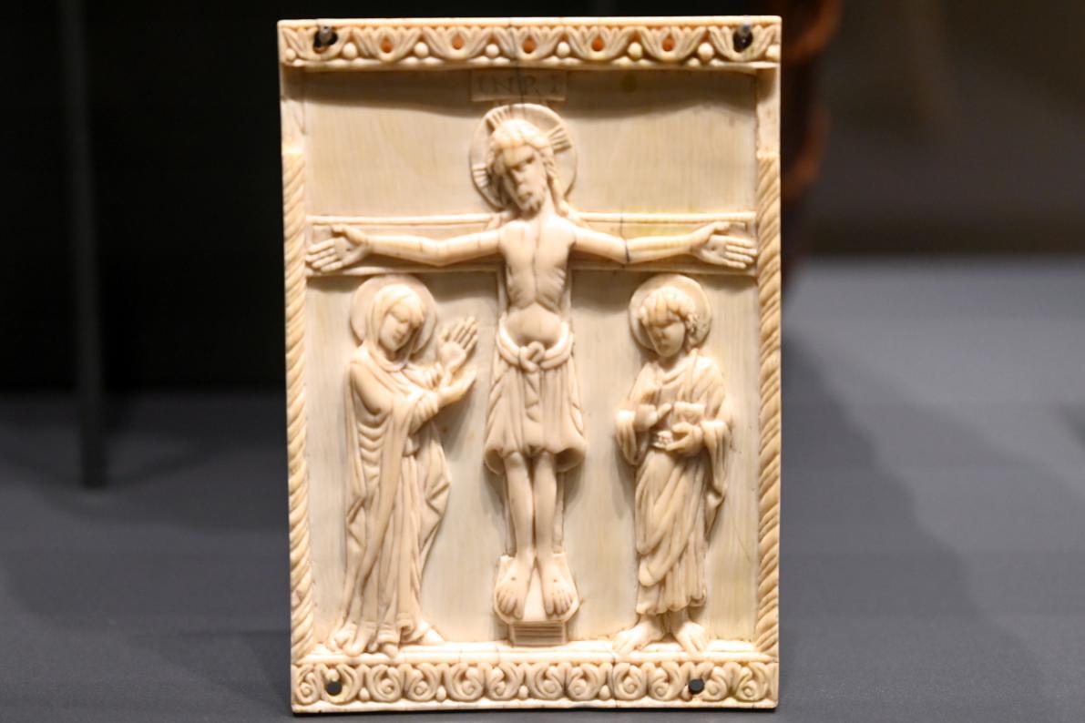 Christus am Kreuz zwischen Maria und Johannes, Darmstadt, Hessisches Landesmuseum, Kunsthandwerk, 11. Jhd.