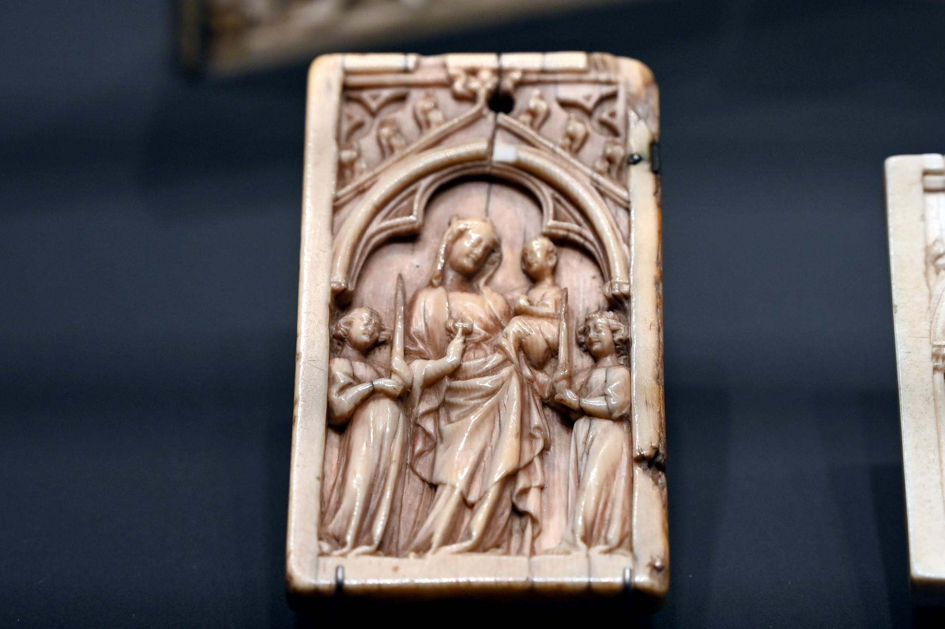 Diptychonhälfte mit Maria und zwei Leuchterengeln (Vièrge Glorieuse), Darmstadt, Hessisches Landesmuseum, Kirchliche Schatzkammer, 1. Hälfte 14. Jhd.