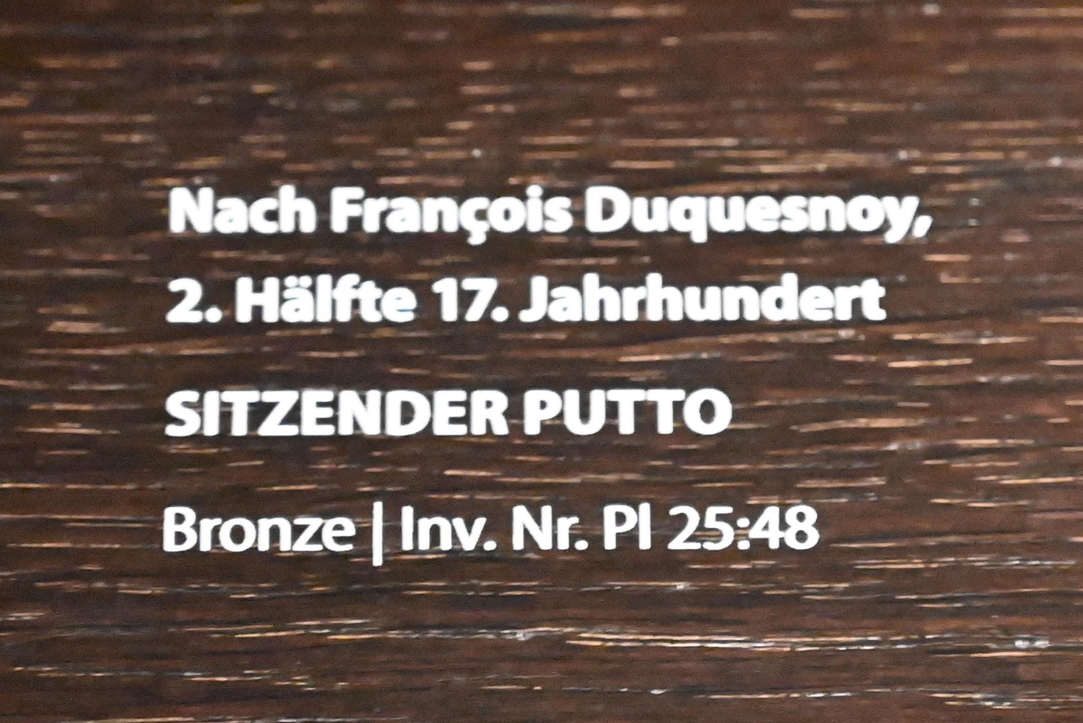 François Duquesnoy (Nachfolger) (1643–1700), Sitzender Putto, Darmstadt, Hessisches Landesmuseum, Fürstliche Schatzkammer, 2. Hälfte 17. Jhd., Bild 2/2