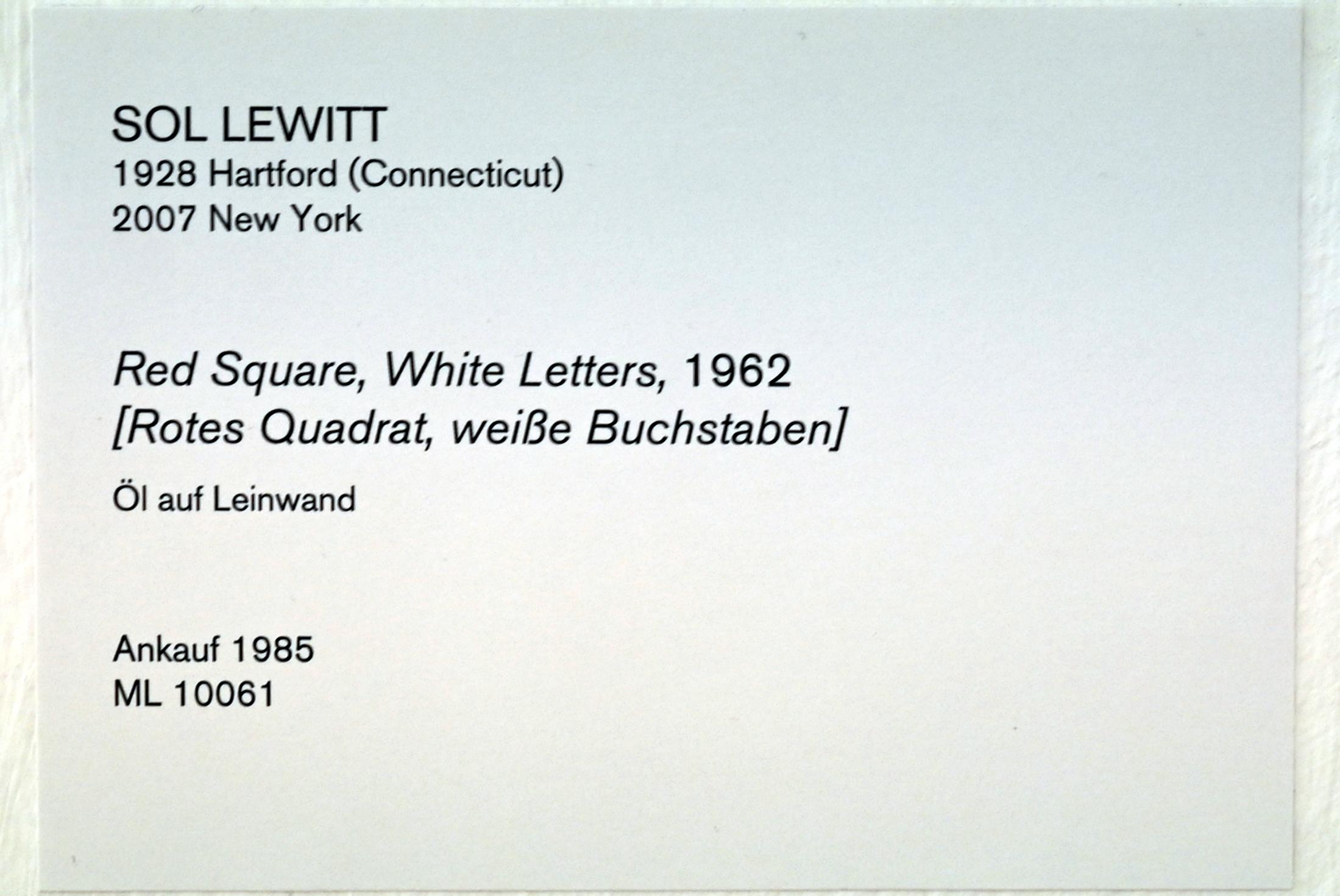 Sol LeWitt (1962–1970), Rotes Quadrat, weiße Buchstaben, Köln, Museum Ludwig, 01.44, 1962, Bild 2/2
